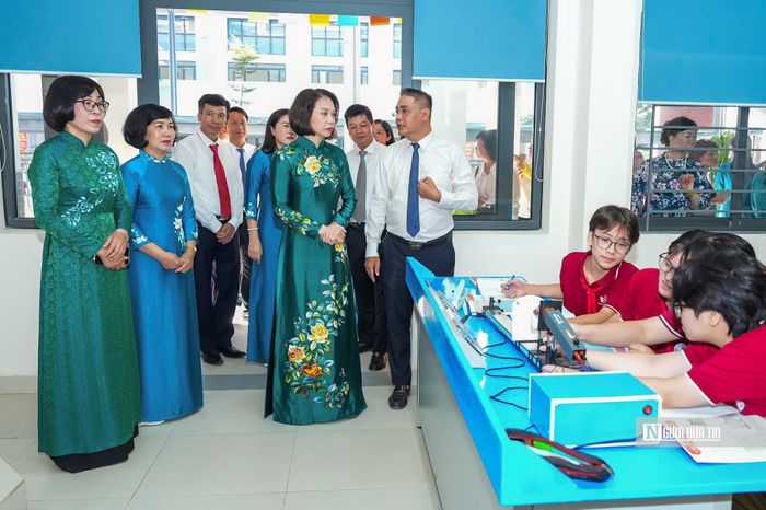 Khối phòng học được cải tạo, gia cố kết cấu, nâng từ 4 tầng lên 5 tầng; thay mới hệ thống cửa, điện và sơn sửa. Khối bếp và đa năng cũng được cải tạo, mở rộng, đáp ứng yêu cầu tổ chức bán trú và các hoạt động thể chất.