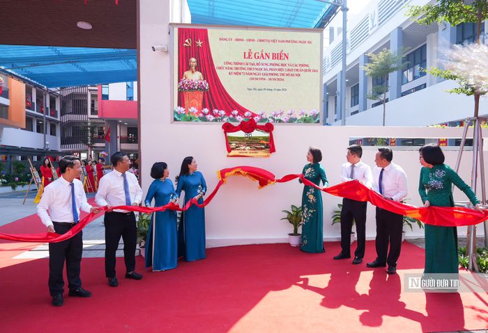 Các đại biểu thực hiện nghi thức gắn biển công trình chào mừng 72 năm Ngày Giải phóng Thủ đô.