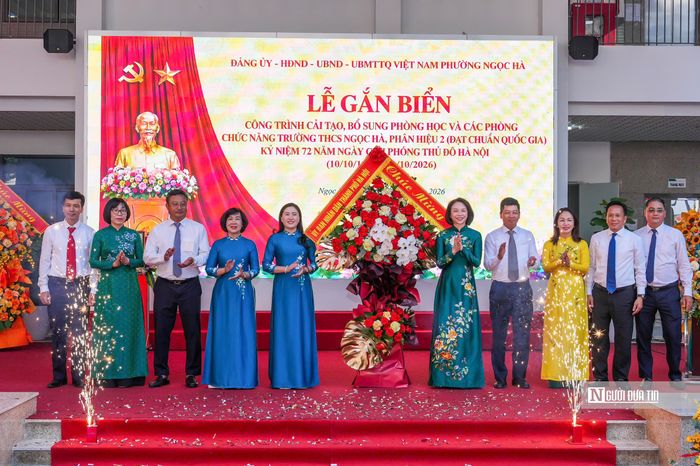 Phó Chủ tịch UBND Thành phố Hà Nội Vũ Thu Hà trao Bằng công nhận và tặng hoa chúc mừng tập thể nhà trường.