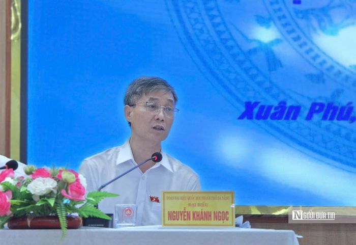 Đại biểu Quốc hội Nguyễn Khánh Ngọc trao đổi với cử tri về những vướng mắc trong giải quyết thủ tục đất đai, thừa kế.