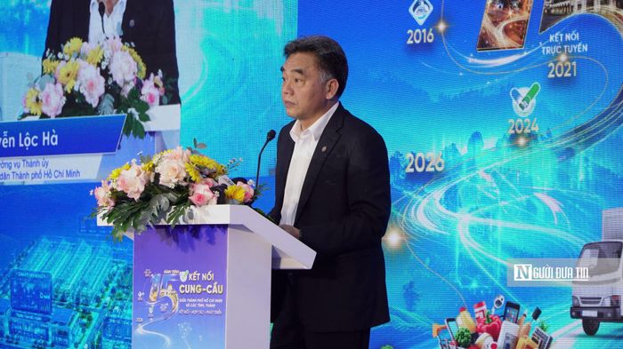 "Thành phố định hướng chuyển từ kết nối theo từng sự kiện sang cơ chế kết nối thường xuyên theo ngành hàng, mùa vụ; gắn vùng nguyên liệu với doanh nghiệp chế biến, phân phối và logistics, đồng thời phối hợp kêu gọi đầu tư hạ tầng thương mại, logistics tại địa phương nhằm giảm chi phí lưu thông" ông Nguyễn Lộc Hà nhấn mạnh.