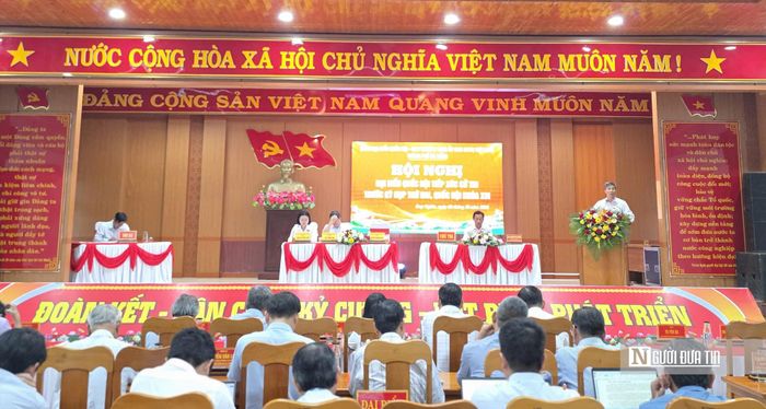 Các đại biểu Quốc hội thuộc Đoàn đại biểu Quốc hội thành phố Đà Nẵng tham dự buổi tiếp xúc cử tri xã Duy Nghĩa chiều 8/10.