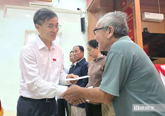 Hai mươi phần quà được ông Nguyễn Khánh Ngọc trao tặng các gia đình chính sách và hộ có hoàn cảnh khó khăn tại xã Duy Nghĩa.