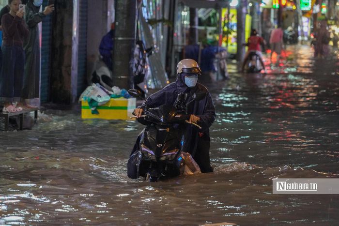 Người dân di chuyển khó khăn trên những tuyến đường ngập nước.
