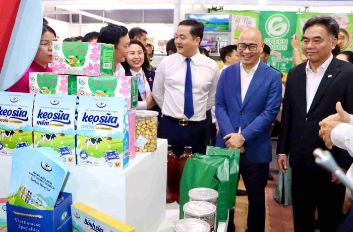Các đại biểu tham quan các gian hàng sản phẩm.