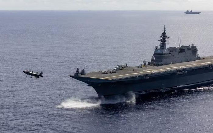 Một máy bay F-35B Lightning của Anh cất cánh từ soái hạm JS Kaga của Lực lượng Phòng vệ Hàng hải Nhật Bản trong một cuộc tập trận trên biển vào tháng 8/2025. Ảnh: AS1 Amber Mayall RAF.