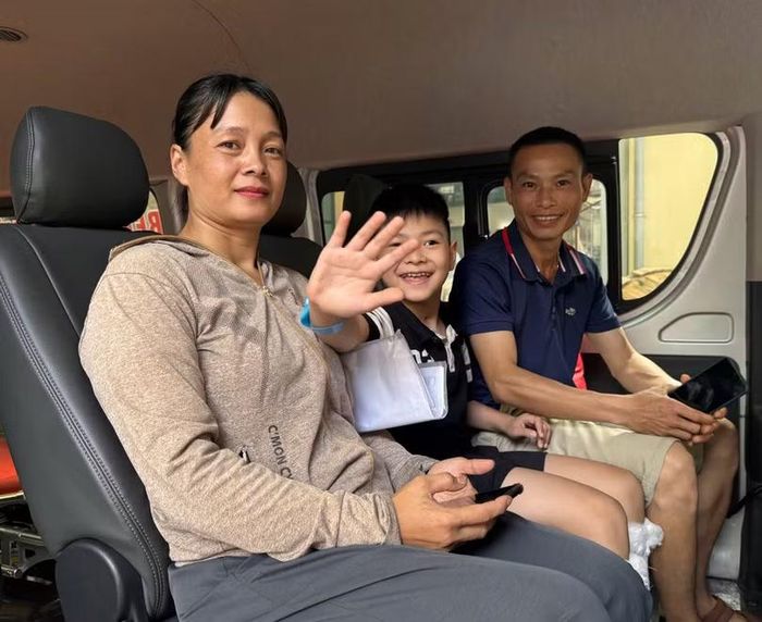 Bệnh viện bố trí xe miễn phí đưa cháu và gia đình về nhà sau ca mổ thành công. Ảnh: Nhật Đức.