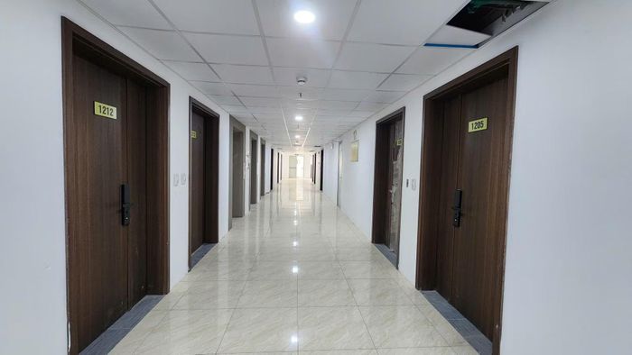 Hành lang các căn hộ tại tòa A3. Anh H., một cư dân tại đây, cho biết theo hợp đồng mua nhà, thời hạn bàn giao căn hộ chậm nhất là quý III/2022. Tuy nhiên, đến nay tiến độ bàn giao đã nhiều lần được lùi. Theo anh H., căn hộ của gia đình chưa được hoàn thiện, khi nhận nhà phải tự sơn sửa và hoàn thiện thêm. Hiện khoảng 20 hộ tại tòa A3 đã nhận nhà và chuyển về ở.