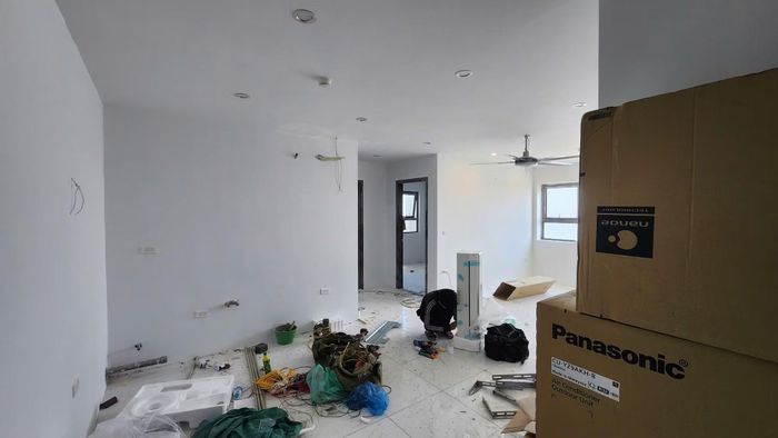 Bên trong một căn hộ tại tòa A3, cư dân đang thuê thợ đến sửa chữa, hoàn thiện.