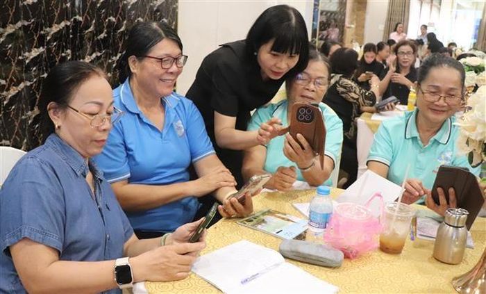 Thông qua tập huấn, các hội viên tiếp cận kiến thức, ứng dụng vào công tác hội tại cơ sở và phục vụ sản xuất, kinh doanh. Ảnh: Nguyễn Hằng - TTXVN