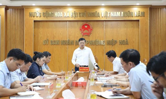 Phó Chủ tịch UBND thành phố Bắc Ninh Đào Quang Khải chủ trì buổi làm việc về tiến độ Dự án Nhà máy xử lý chất thải rắn Hiệp Hòa. Ảnh: Đồng Thúy - TTXVN 