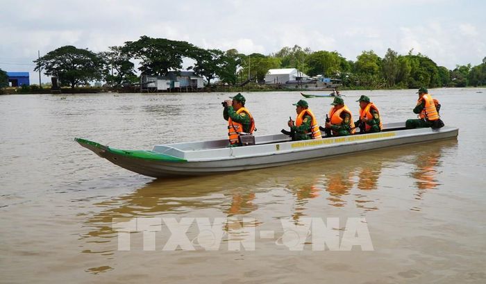 Lực lượng Bộ đội Biên phòng Đồng Tháp tuần tra trên sông để phòng, chống buôn lậu trong mùa nước nổi. Ảnh: Nhựt An - TTXVN