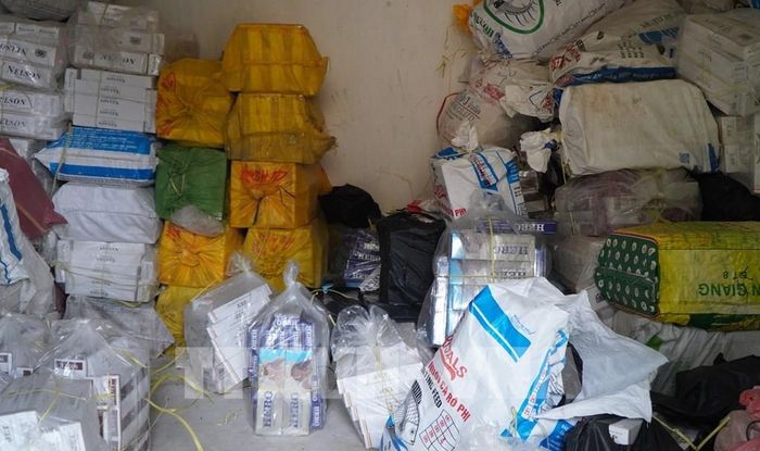 Tang vật của các vụ buôn lậu bị Đồn Biên phòng Cầu Muống (Bộ đội Biên phòng tỉnh Đồng Tháp) thu giữ. Ảnh: Nhựt An - TTXVN