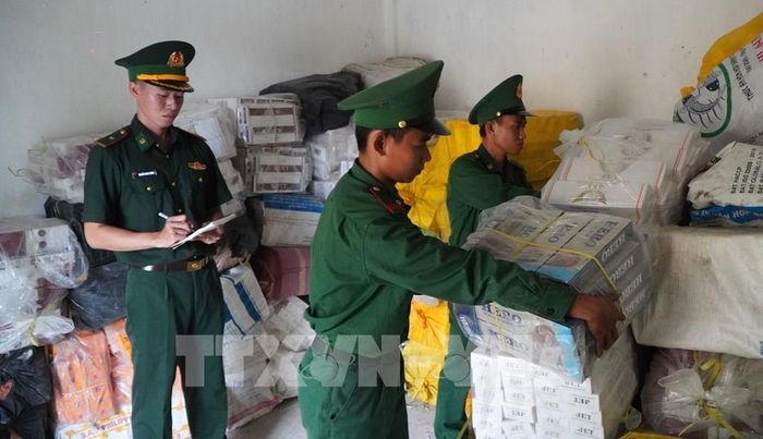 Cán bộ, chiến sĩ Đồn Biên phòng Cầu Muống kiểm đếm tang vật buôn lậu bị bắt giữ. Ảnh: Nhựt An - TTXVN