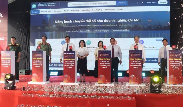 Các đại biểu bấm nút khai trương Cổng hỗ trợ doanh nghiệp chuyển đổi số. Ảnh: Tuấn Phi - TTXVN