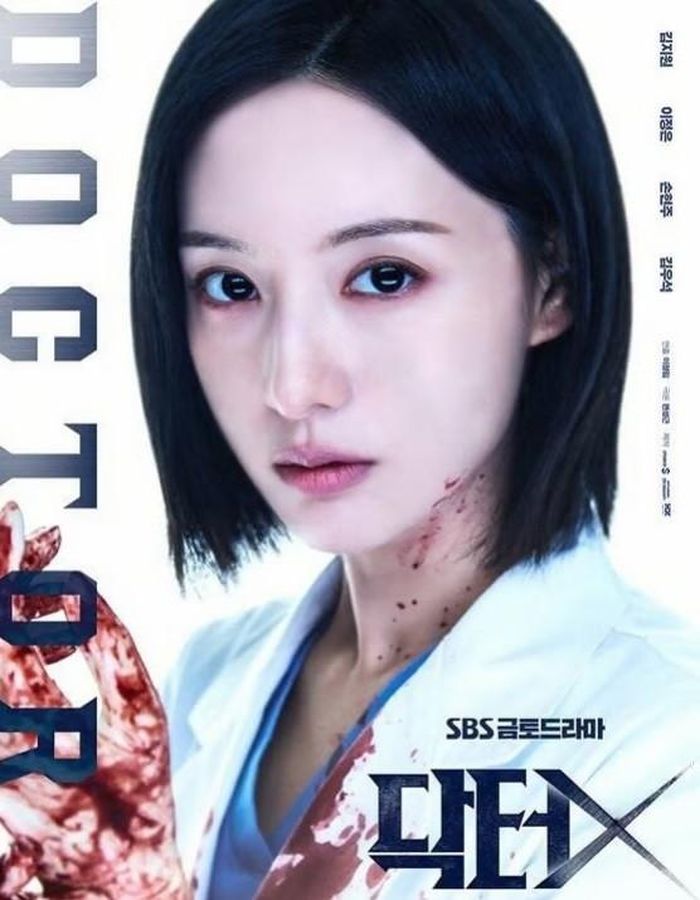 Kim Ji Won tái xuất màn ảnh với vai diễn cá tính. Sau 10 năm kể từ Hậu Duệ Mặt Trời, Kim Ji Won để lại tóc ngắn.