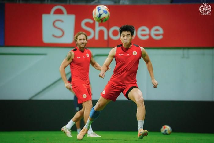 Chia tay tuyển Việt Nam, tiền đạo Đình Bắc đã có mặt trong buổi tập tại Singapore, sẵn sàng cùng CAHN bước vào trận mở màn Cúp các CLB Đông Nam Á gặp Lion City Sailors. Ảnh: CLB CAHN
