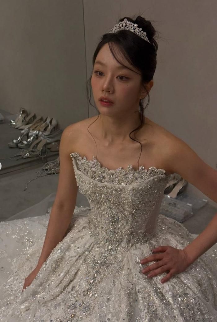 Nữ ca sĩ kiêm diễn viên Hyeri bất ngờ thu hút sự chú ý khi đăng tải loạt ảnh diện trang phục trắng tinh khôi.