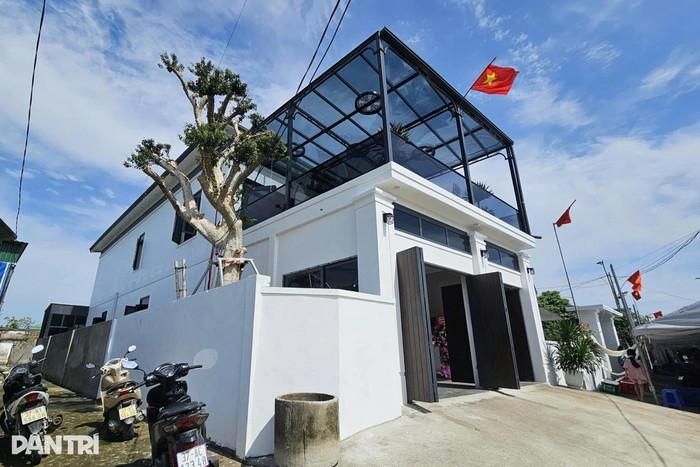 Sau những năm theo đuổi bóng đá chuyên nghiệp, cầu thủ Đình Bắc đã xây dựng một căn nhà mới cho gia đình tại quê nhà Nghệ An. Ngôi nhà có thiết kế hiện đại, nằm ngay cạnh căn nhà cũ nơi gia đình anh đã sinh sống nhiều năm. Ảnh: Dân Trí