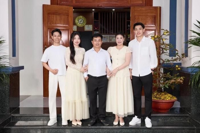 Với Đình Bắc, căn nhà mới không chỉ là nơi ở mà còn là thành quả sau những năm theo đuổi bóng đá chuyên nghiệp và món quà anh dành tặng bố mẹ tại quê nhà.