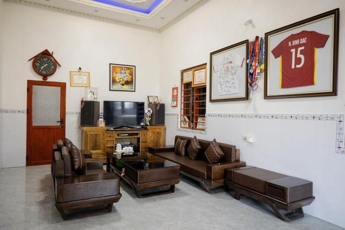 Căn nhà cũ cũng được sửa sang lại để khang trang hơn. Như vậy, hai căn nhà nằm cạnh nhau sẽ tiếp tục là không gian sinh hoạt của các thành viên trong gia đình.
