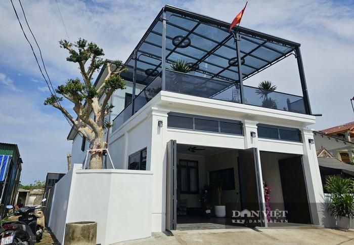 Không gian đáng chú ý khác của căn nhà nằm trên tầng thượng. Gia đình thiết kế một khoảng sân rộng có mái che bằng khung thép kết hợp kính cường lực.Phần mái được trang trí bằng họa tiết tạo điểm nhấn cho khu vực sân thượng, đồng thời vẫn đảm bảo khả năng đón ánh sáng tự nhiên.Từ đây, các thành viên trong gia đình có thể phóng tầm mắt ra khung cảnh làng quê xung quanh. Không gian này được kỳ vọng sẽ trở thành nơi cả gia đình nghỉ ngơi, trò chuyện sau những giờ sinh hoạt thường ngày. Ảnh: Dân Việt