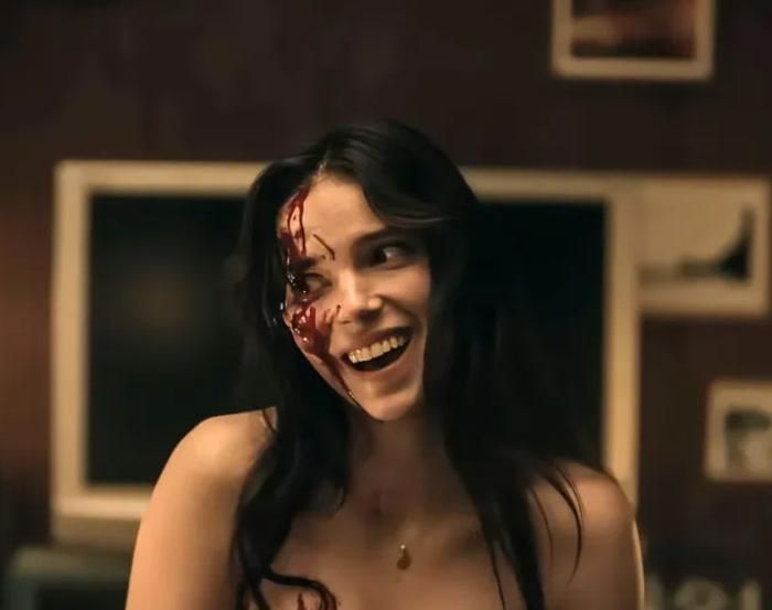 Obsession của Curry Barker đạt 93% Rotten Tomatoes và 77 điểm Metacritic.