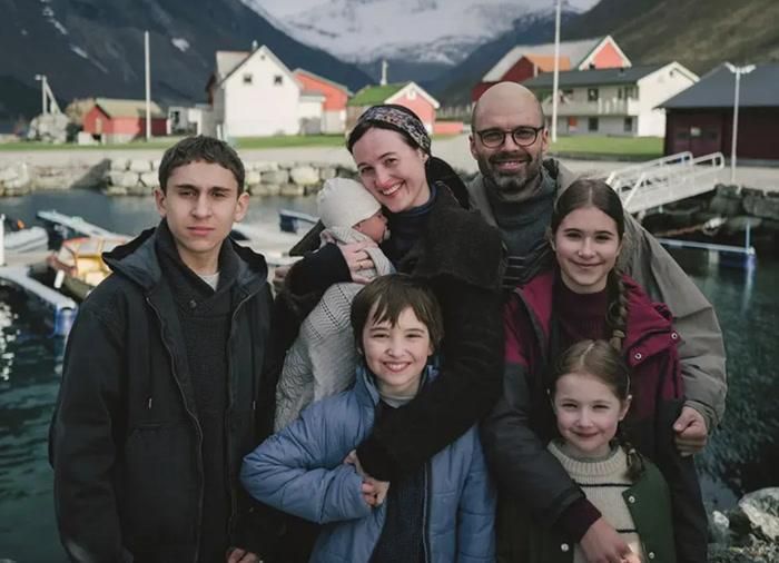 Fjord của đạo diễn Cristian Mungiu nhận 92% Rotten Tomatoes và 81 điểm Metacritic.
