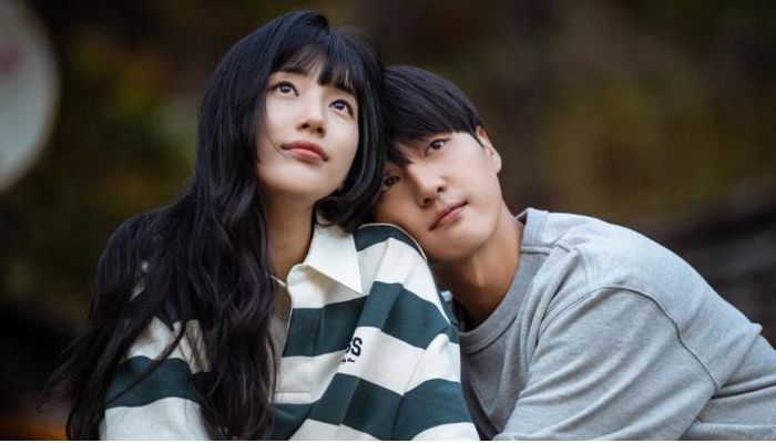 Doona! xoay quanh Lee Doo Na (Suzy), cựu thành viên nhóm nhạc nổi tiếng Dream Sweet, bất ngờ rời xa ánh đèn sân khấu và chuyển đến sống tại một căn nhà chung. Tại đây, cô gặp Lee Won Jun (Yang Se Jong), một sinh viên đại học bình thường. Ban đầu, Doo Na nhầm Won Jun là người hâm mộ cuồng nhiệt, trong khi anh thậm chí không biết cô là ai. Càng tiếp xúc, cả hai càng nảy sinh sự tò mò và tình cảm dành cho đối phương. Bộ phim gây chú ý nhờ mạch tình cảm nhanh, nhiều cảm xúc và màn kết hợp ăn ý giữa Suzy cùng Yang Se Jong.