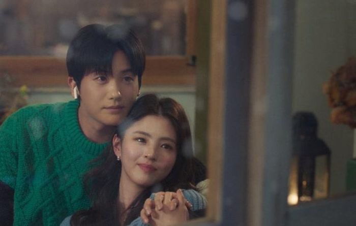 Soundtrack #1 kể về Han Sun Woo (Park Hyung Sik), một nhiếp ảnh gia trầm tính và ấm áp, cùng Lee Eun Soo (Han So Hee), một người bạn thân mà anh đã quen suốt 20 năm. Mối quan hệ của cả hai bắt đầu thay đổi khi họ sống chung trong hai tuần. Từ tình bạn lâu năm, những cảm xúc bị che giấu dần được hé lộ. Chỉ với 4 tập, bộ phim vẫn mang đến đầy đủ những cung bậc của chuyện tình bạn hóa tình yêu. Đặc biệt, hình ảnh Sun Woo âm thầm dành tình cảm cho Eun Soo trong nhiều năm khiến khán giả dễ đồng cảm.