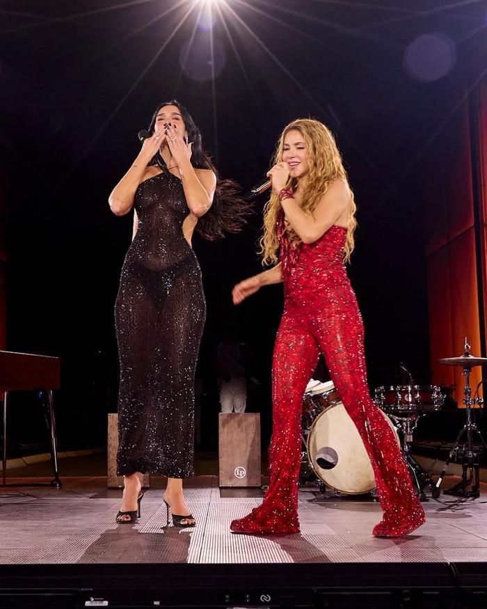 Dua Lipa gây chú ý khi xuất hiện trên sân khấu cùng Shakira tại Madrid, Tây Ban Nha.