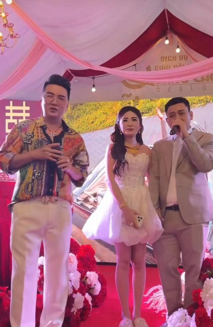 Trước đó, Đàm Vĩnh Hưng đã đích thân có mặt ở Vĩnh Long để hát chúc phúc cho đám cưới của Hoài Lâm.