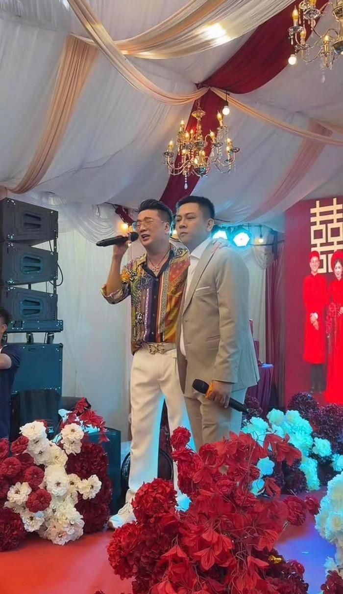 Trước đó, Đàm Vĩnh Hưng là một trong số ít những nghệ sĩ về Vĩnh Long dự cưới Hoài Lâm.