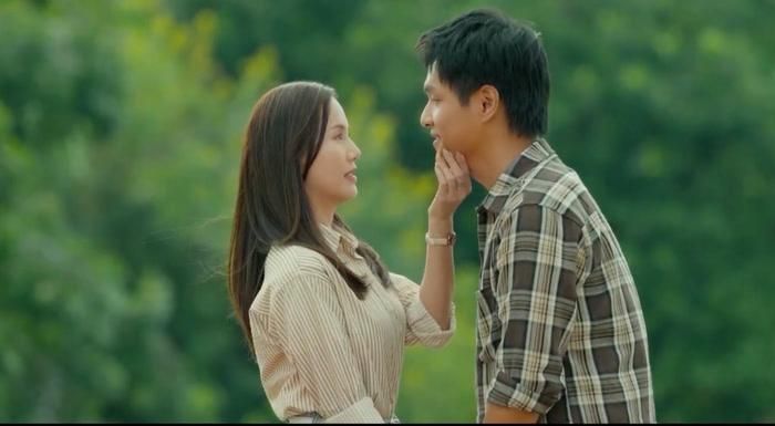 Việc các câu chuyện đồng loạt được tháo gỡ, sau đó kết thúc bằng cú twist giấc mơ khiến Mùa Hè Năm Ấy để lại cảm giác chưa trọn vẹn với một bộ phận khán giả.