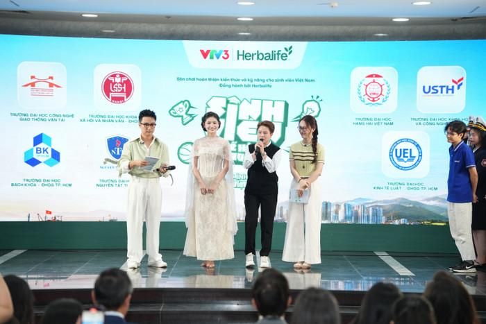 Đồng hành cùng chương trình là MC Khánh Vy và MC Sơn Lâm.