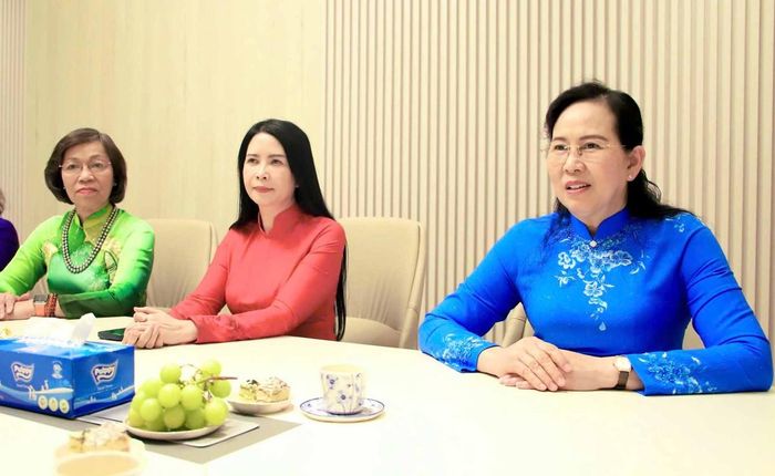 Ủy viên TƯ Đảng, Phó Chủ tịch UBTƯ MTTQ Việt Nam, Chủ tịch Hội LHPN Việt Nam Lê Thị Thủy (bìa phải); Phó Chủ tịch Thường trực Hội LHPN Việt Nam Trần Lan Phương (giữa) tại buổi gặp mặt