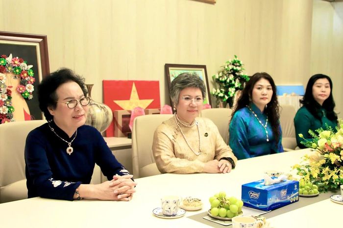 Bà Nguyễn Thị Bảo Hiền (bìa trái), Phó Chủ tịch Thường trực Hiệp hội Nữ doanh nhân Việt Nam; bà Bùi Thị Hải Yến (thứ 2 từ trái qua), Phó Chủ tịch Hiệp hội Nữ doanh nhân Việt Nam; cùng các đại biểu tại buổi gặp mặt