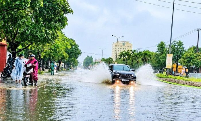 Tuyến đường Hùng Vương, kéo dài từ phường Tam Kỳ sang phường Bàn Thạch ngập sâu