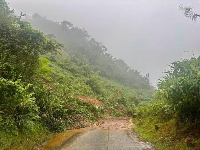 Mưa lớn gây sạt lở khu vực gần cầu Nước Na, thuộc thôn 2, xã Trà Linh