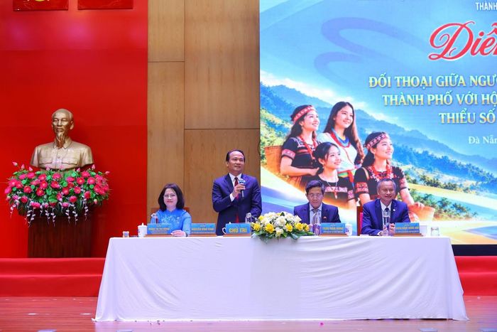 Lãnh đạo TP Đà Nẵng lắng nghe, trao đổi cùng hội viên, phụ nữ đồng bào dân tộc thiểu số và miền núi.