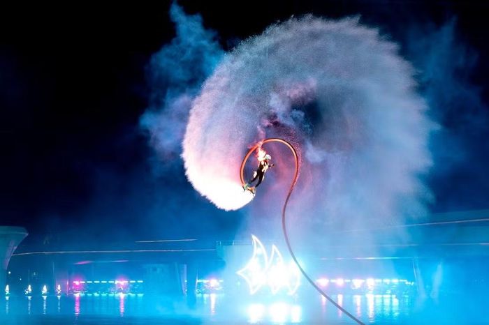 Các màn trình diễn Jetski và Flyboard tiếp tục được làm mới cả về quy mô lẫn hiệu ứng