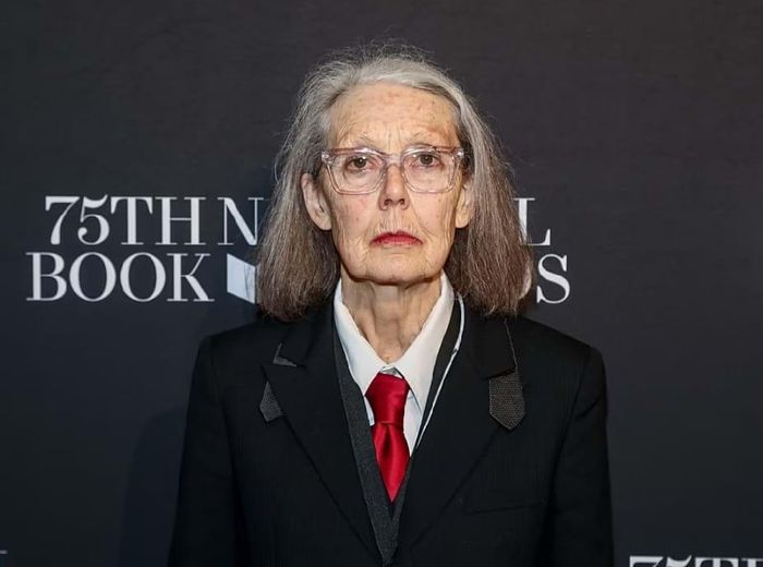Nhà thơ Anne Carson tham dự lễ trao giải Sách Quốc gia lần thứ 75 tại Cipriani Wall Street, Mỹ năm 2024. Ảnh: AP