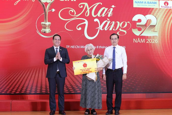 Ban tổ chức trao phần quà tri ân đến đạo diễn, NSƯT Ca Lê Hồng, người đã gắn bó hơn 20 năm với Hội đồng Nghệ thuật Giải Mai Vàng.