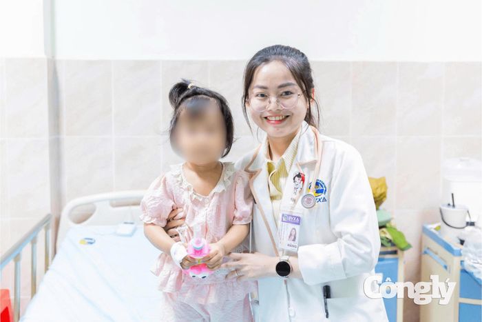 Bé gái được xuất viện.