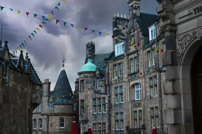 Những đám mây đen bao phủ đường Cockburn ở khu Phố Cổ lịch sử của Edinburgh, Scotland. Ảnh: helivideo/Getty Images