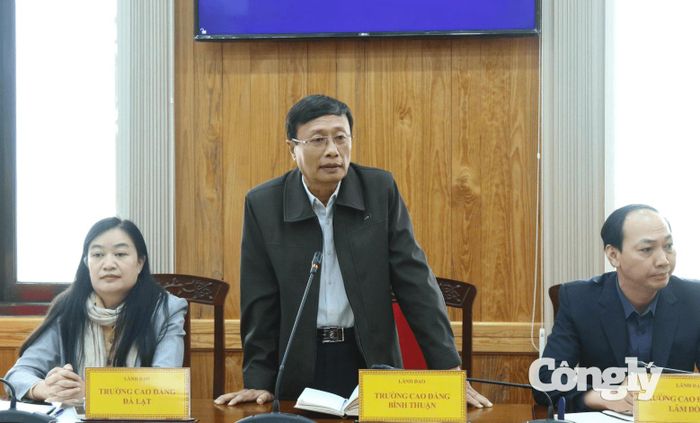Đại diện Ban Giám hiệu Trường Cao đẳng Bình Thuận báo cáo tình hình đơn vị sau sắp xếp.