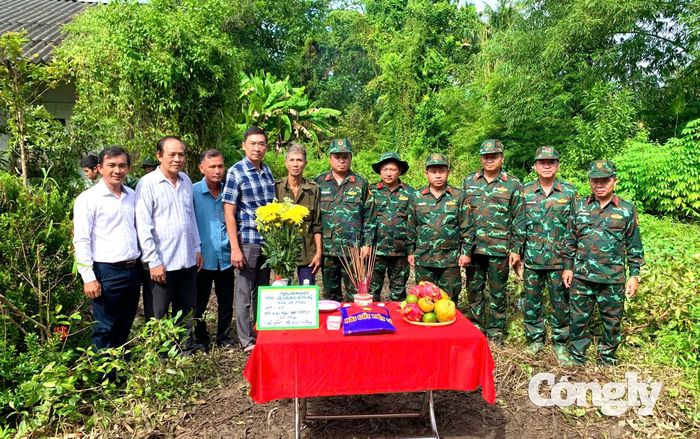 Lãnh đạo Đội quy tập cùng lãnh đạo địa phương và nhân chứng chụp ảnh lưu niệm tại buổi quy tập hài cốt liệt sĩ.