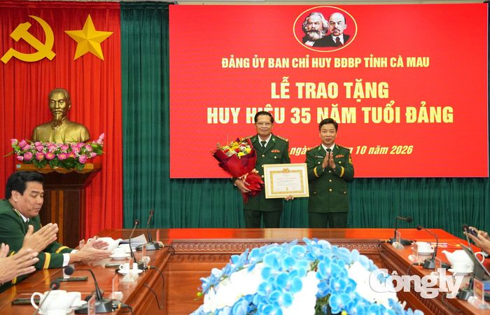 Đại tá Phạm Minh Giang, Tỉnh ủy viên, Bí thư Đảng ủy – Chính ủy BĐBP tỉnh Cà Mau trao Huy hiệu 35 tuổi đảng cho Đại tá Nguyễn Ngọc Huệ, nguyên Bí thư Đảng ủy – Chính ủy BĐBP tỉnh Bạc Liêu (cũ).
