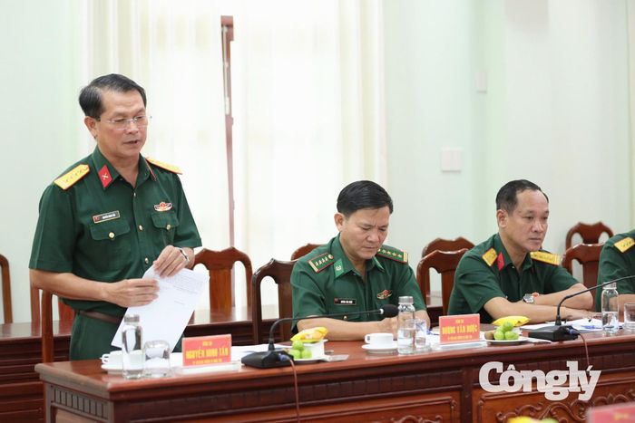 Đoàn giám sát trao đổi, làm rõ những nội dung liên quan đến chuyên đề giám sát.