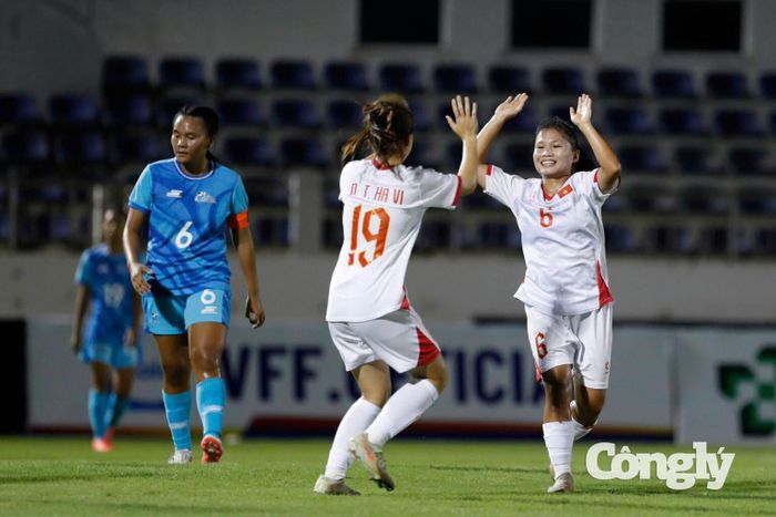 Khép lại 45 phút hiệp 1, nữ U17 Việt Nam dẫn trước đối thủ 9-0. Ảnh: Phạm Đình.